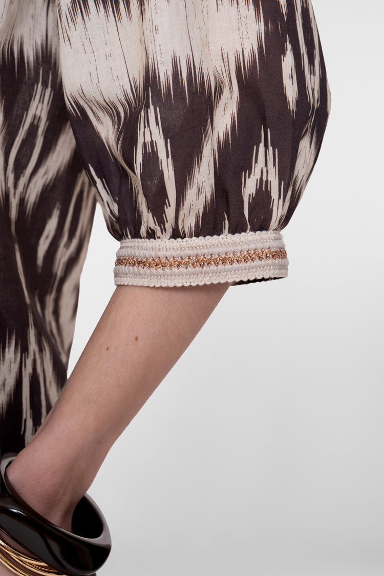 Geisha Bluse mit Aztekenprint und dekorativem Tape-Detail
