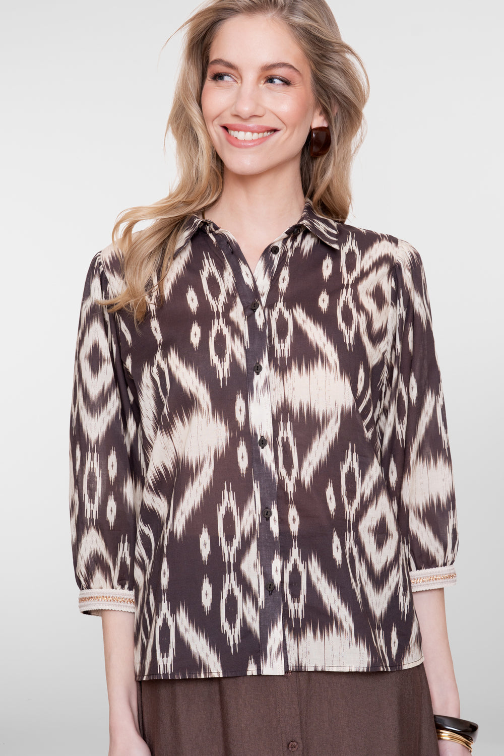 Geisha Bluse mit Aztekenprint und dekorativem Tape-Detail