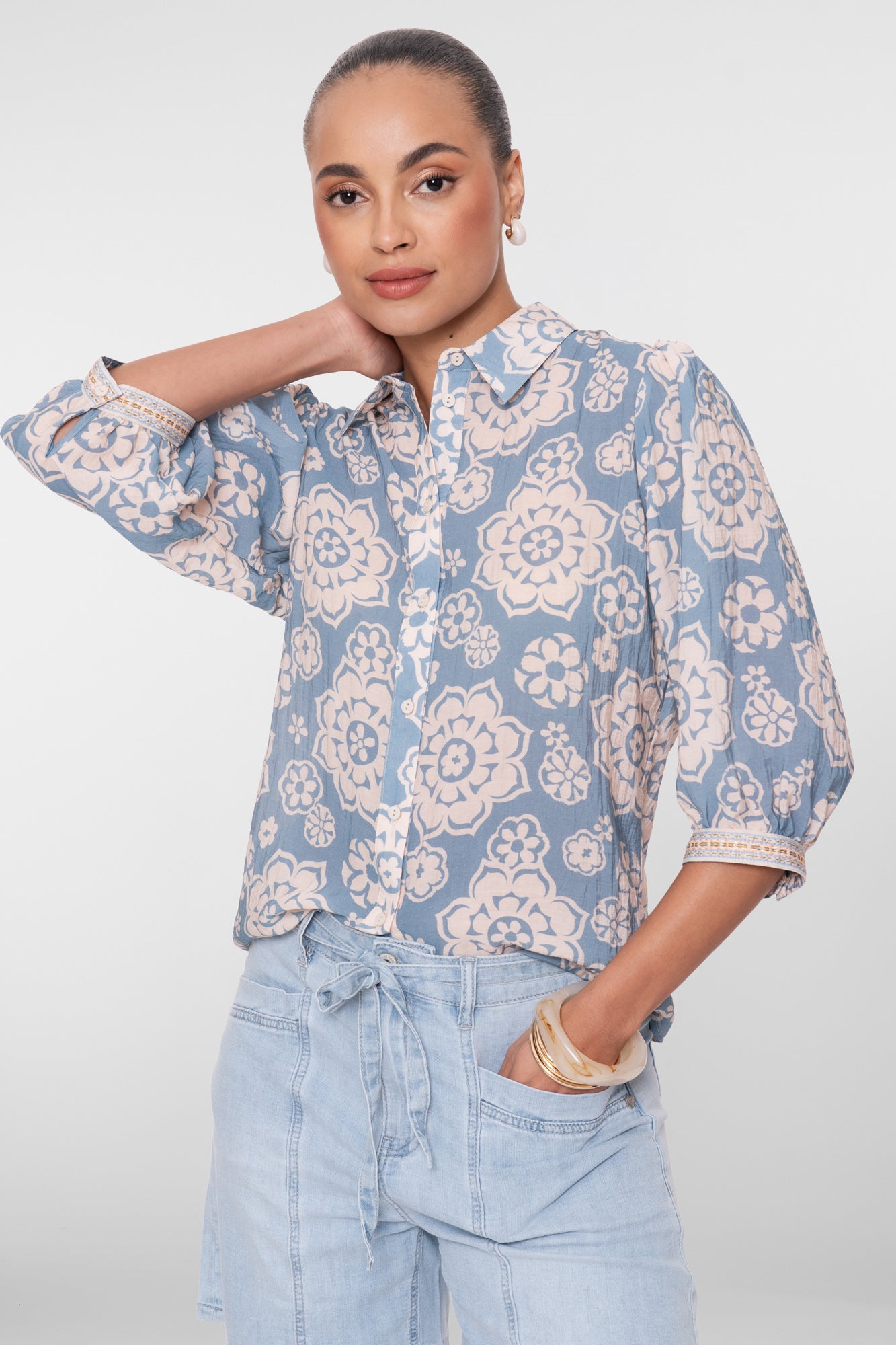 Geisha Bluse mit Blumenprint und dezenten Puffärmeln