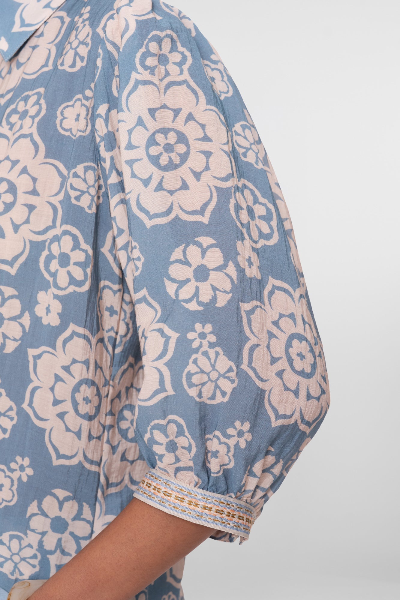 Geisha Bluse mit Blumenprint und dezenten Puffärmeln