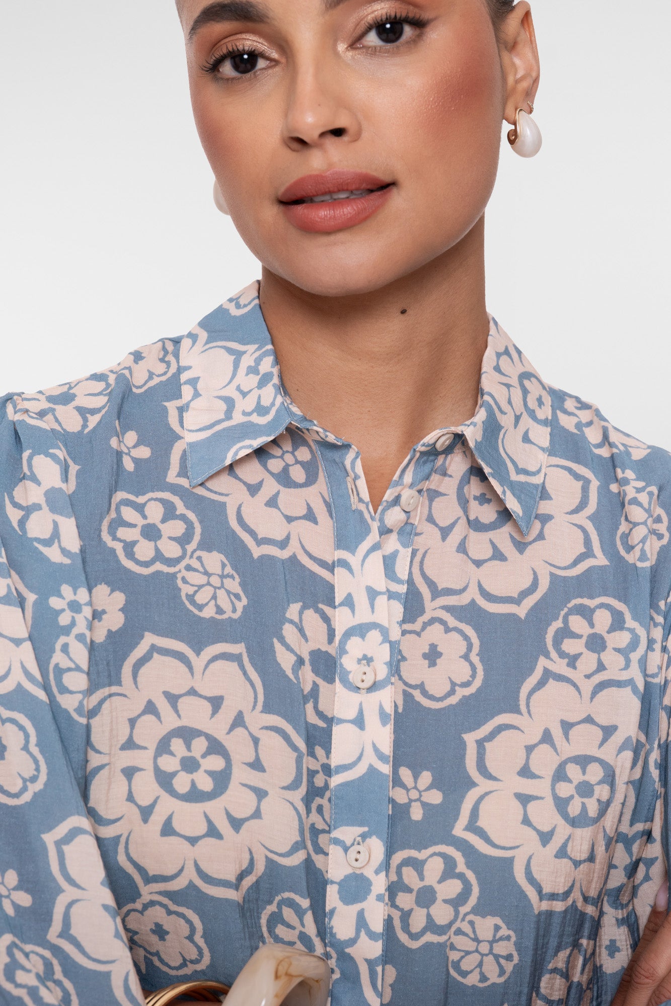 Geisha Bluse mit Blumenprint und dezenten Puffärmeln