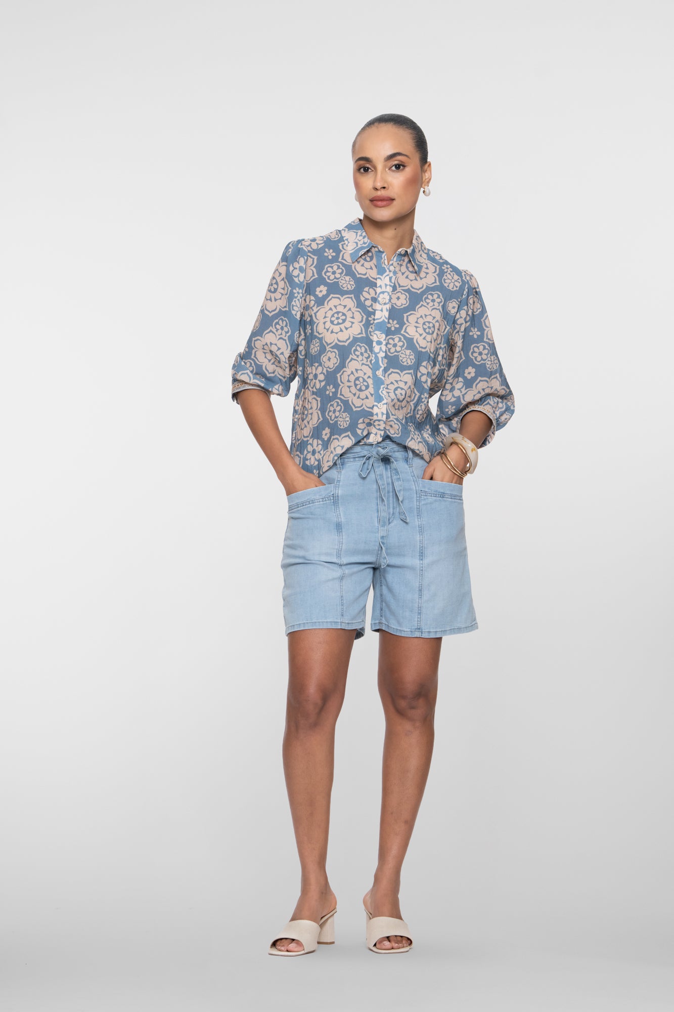 Geisha Bluse mit Blumenprint und dezenten Puffärmeln