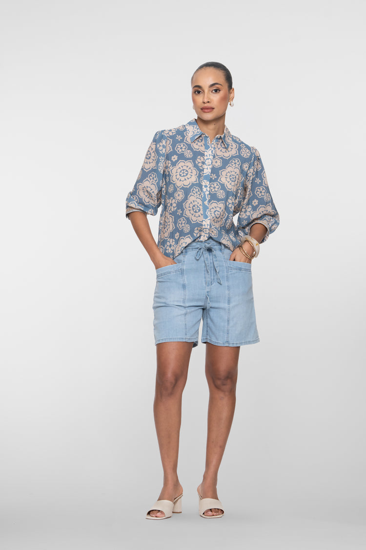 Geisha Bluse mit Blumenprint und dezenten Puffärmeln