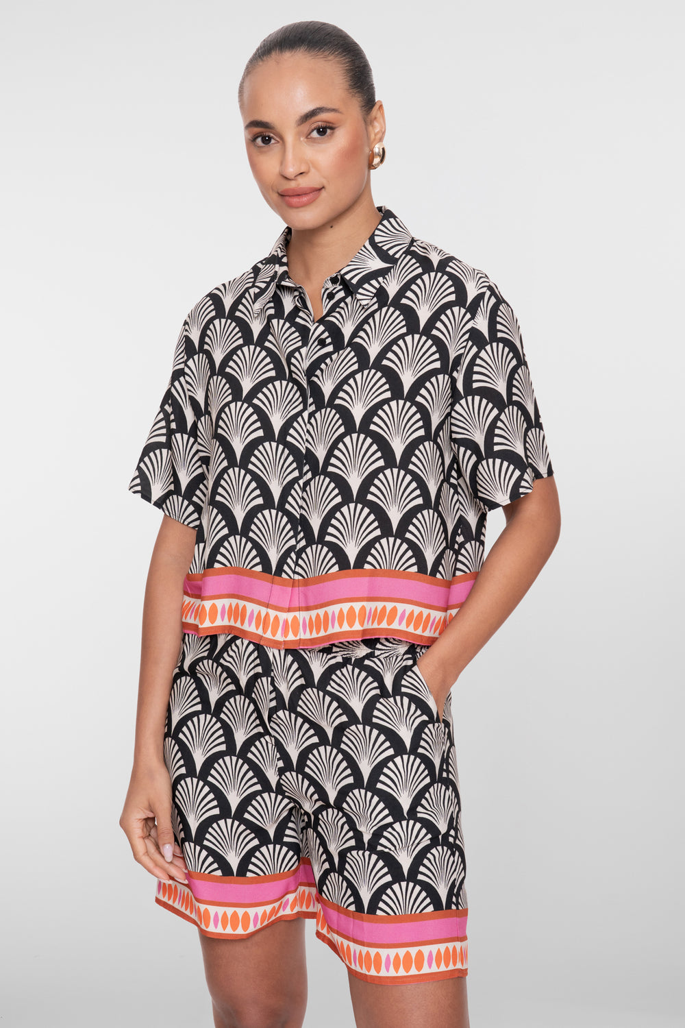 Geisha Bluse mit grafischem Print und kontrastierendem Saum