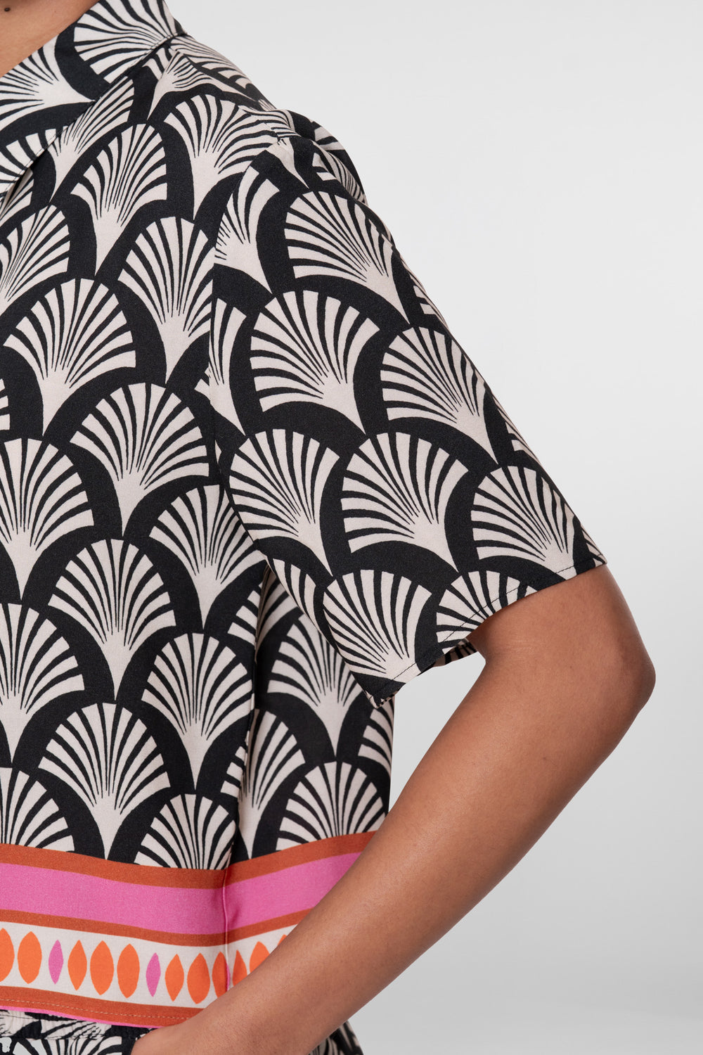 Geisha Bluse mit grafischem Print und kontrastierendem Saum