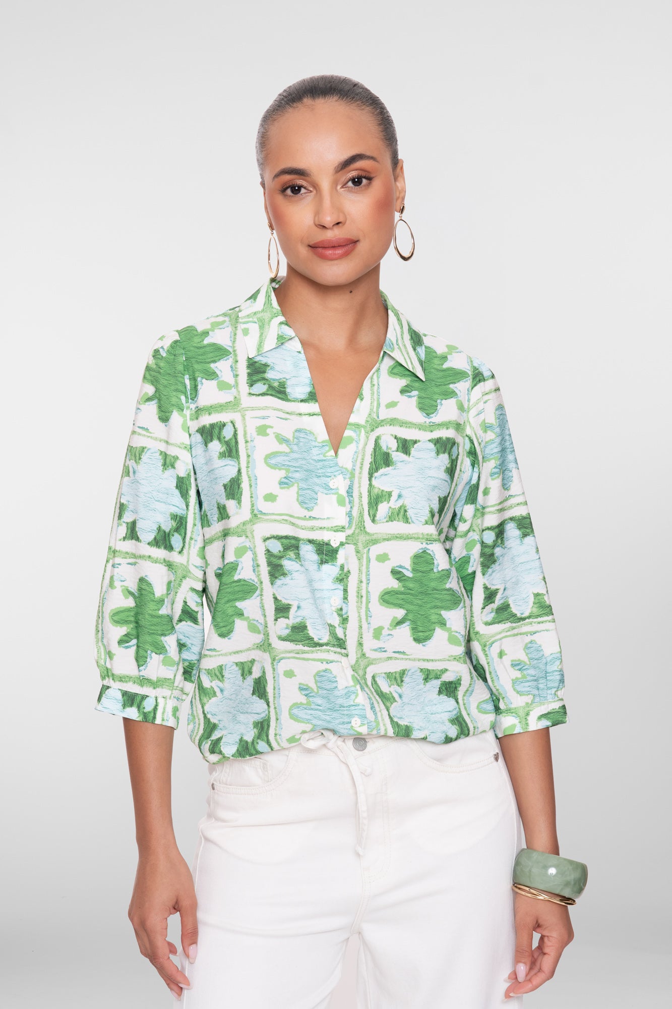 Geisha Bluse mit Fliesenprint und sanften Grüntönen