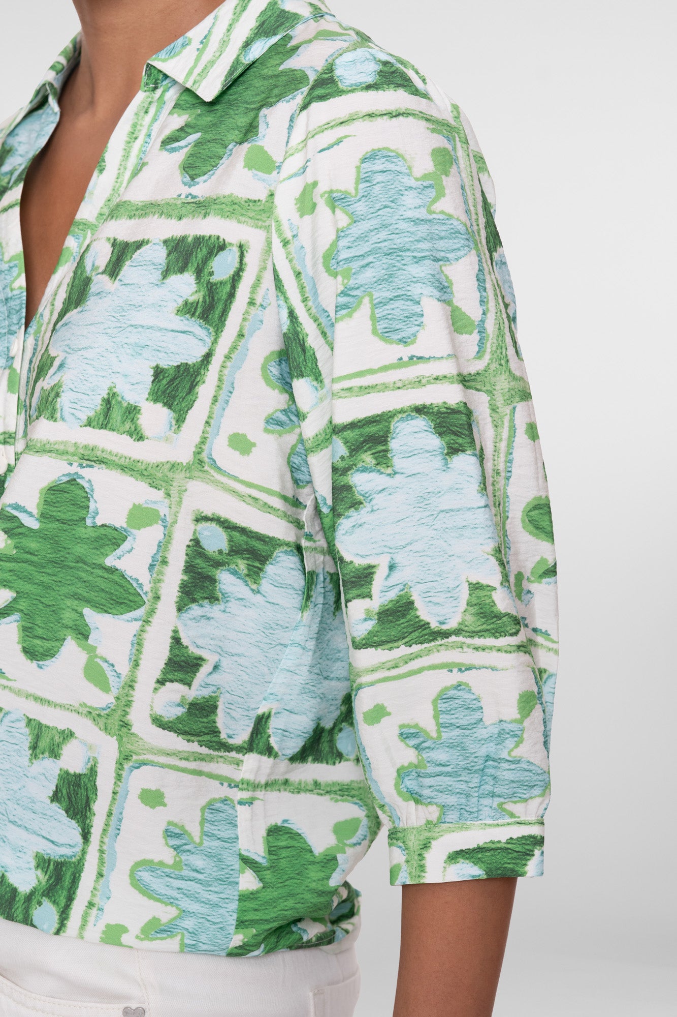 Geisha Bluse mit Fliesenprint und sanften Grüntönen