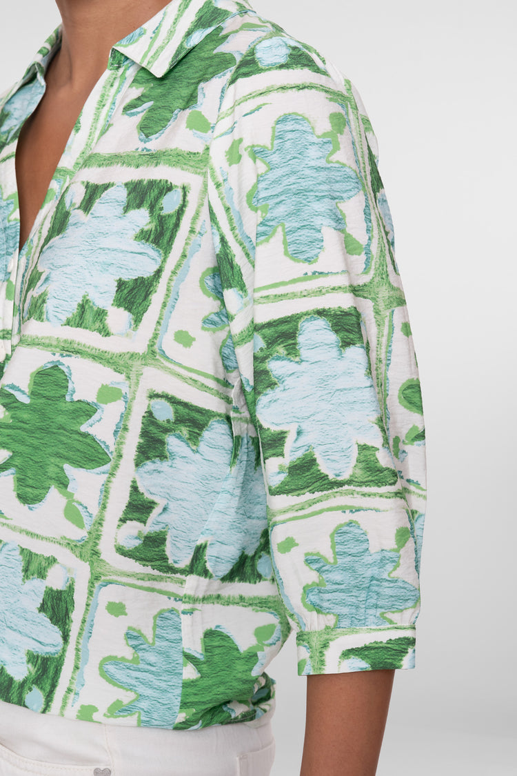 Geisha Bluse mit Fliesenprint und sanften Grüntönen