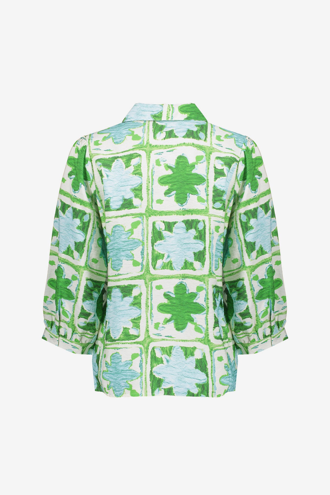 Geisha Bluse mit Fliesenprint und sanften Grüntönen