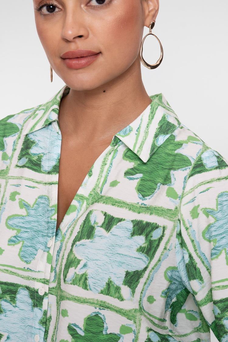 Geisha Bluse mit Fliesenprint und sanften Grüntönen