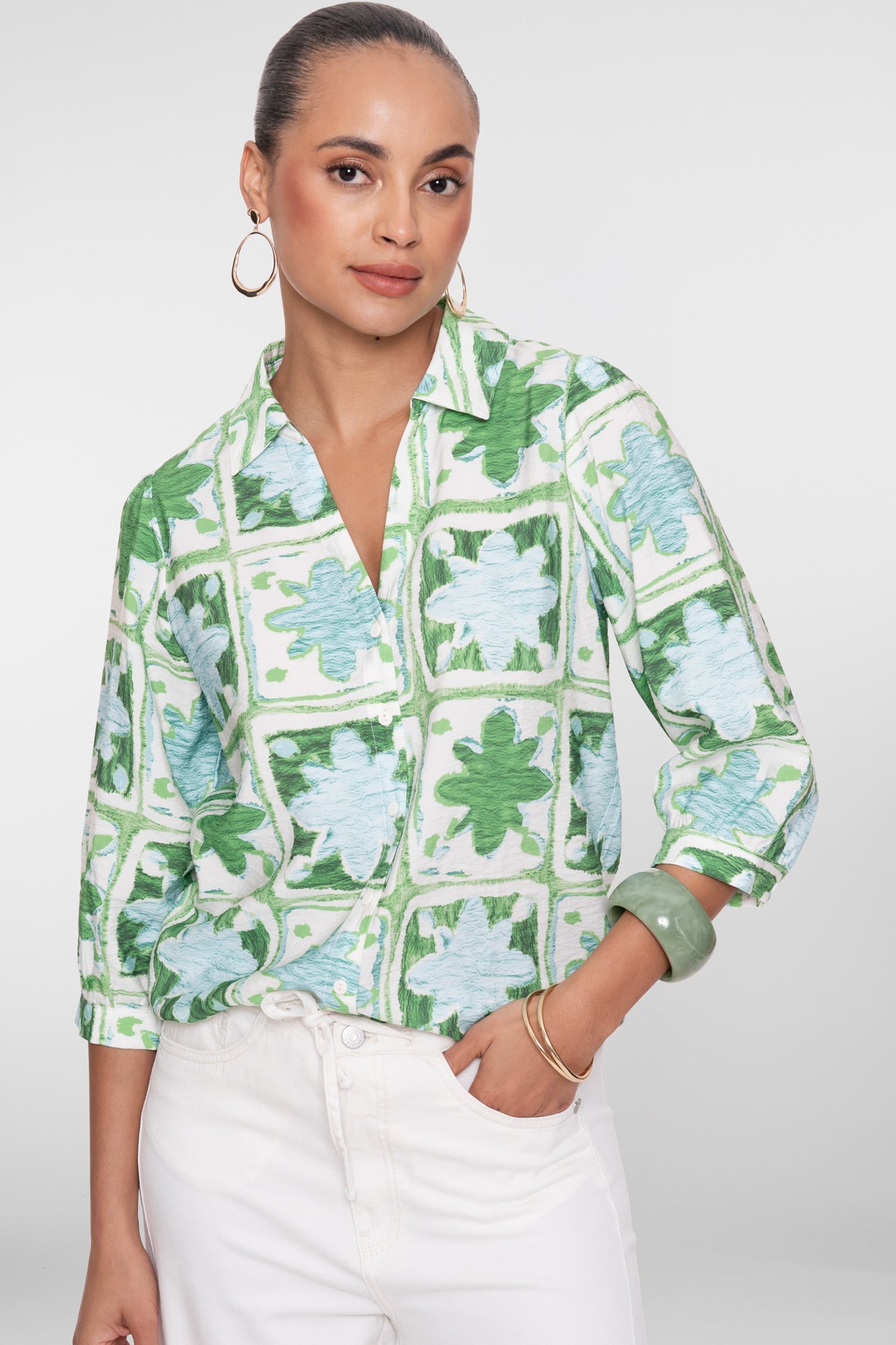 Geisha Bluse mit Fliesenprint und sanften Grüntönen