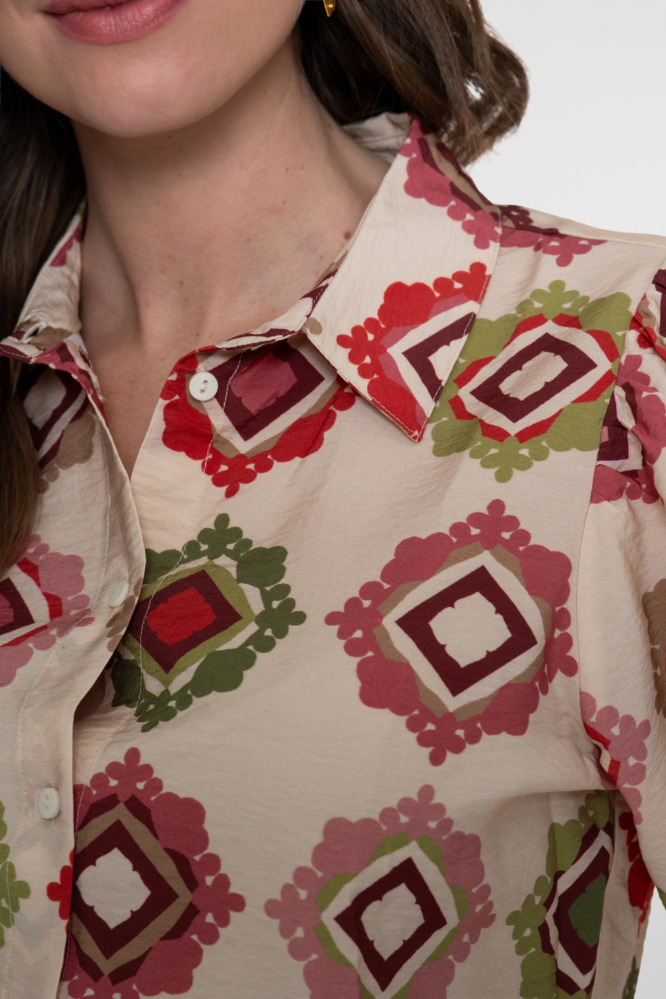 Geisha Bluse mit grafischem Print in Sand- und Rottönen