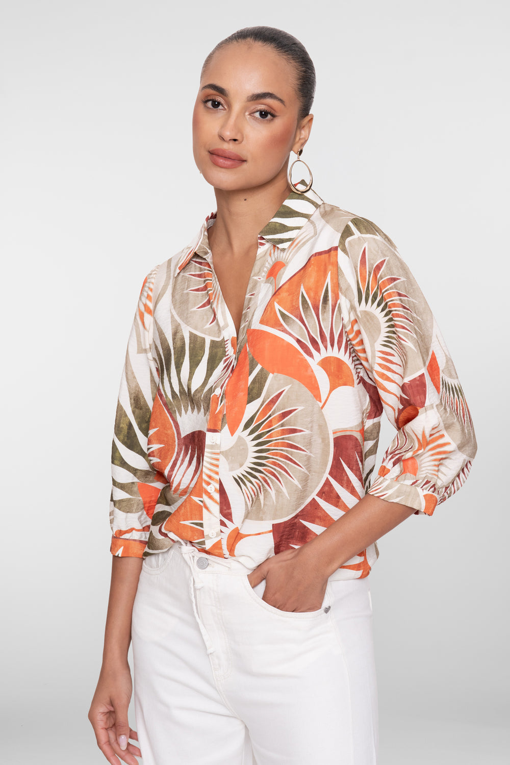 Geisha Bluse mit Blumenprint in warmen Tönen und V-Ausschnitt