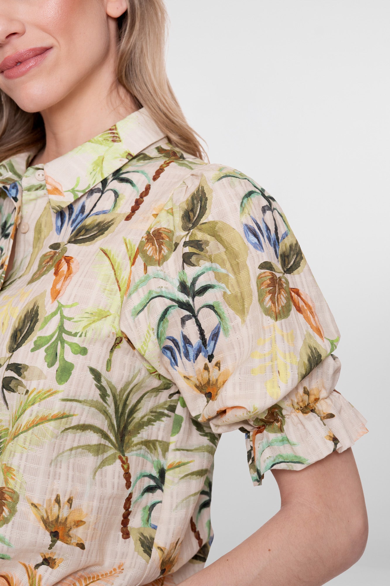 Geisha Bluse mit tropischem Print und Puffärmeln