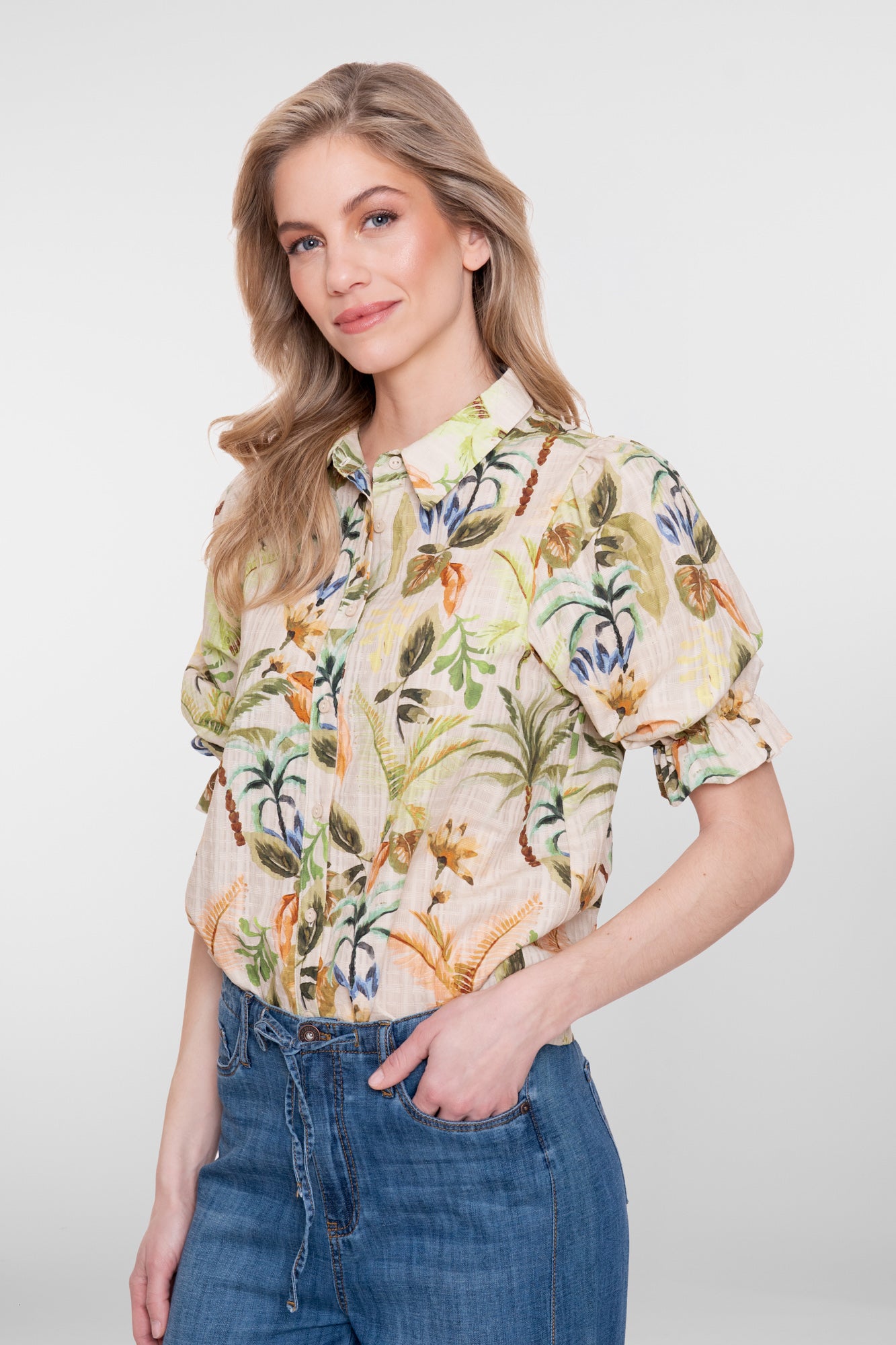 Geisha Bluse mit tropischem Print und Puffärmeln