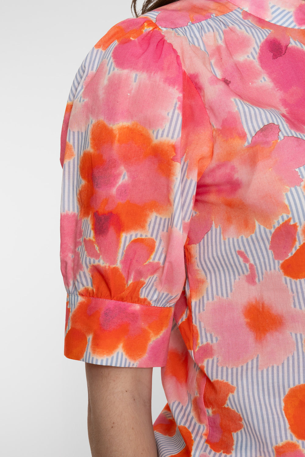 Geisha Bluse mit Blumendruck und Streifenmuster koralle