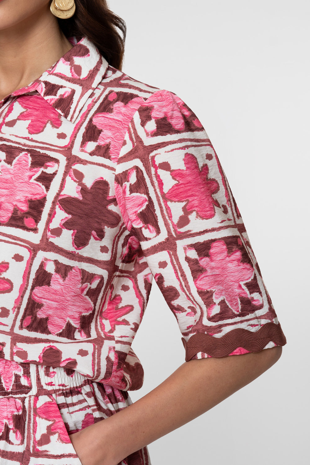 Geisha Bluse mit Tile-Print und kurzen Ärmeln mit Detail
