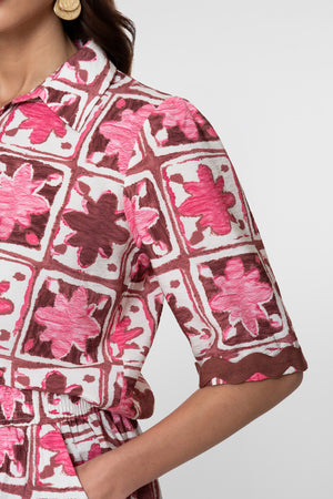 Geisha Bluse mit Tile-Print und kurzen Ärmeln mit Detail