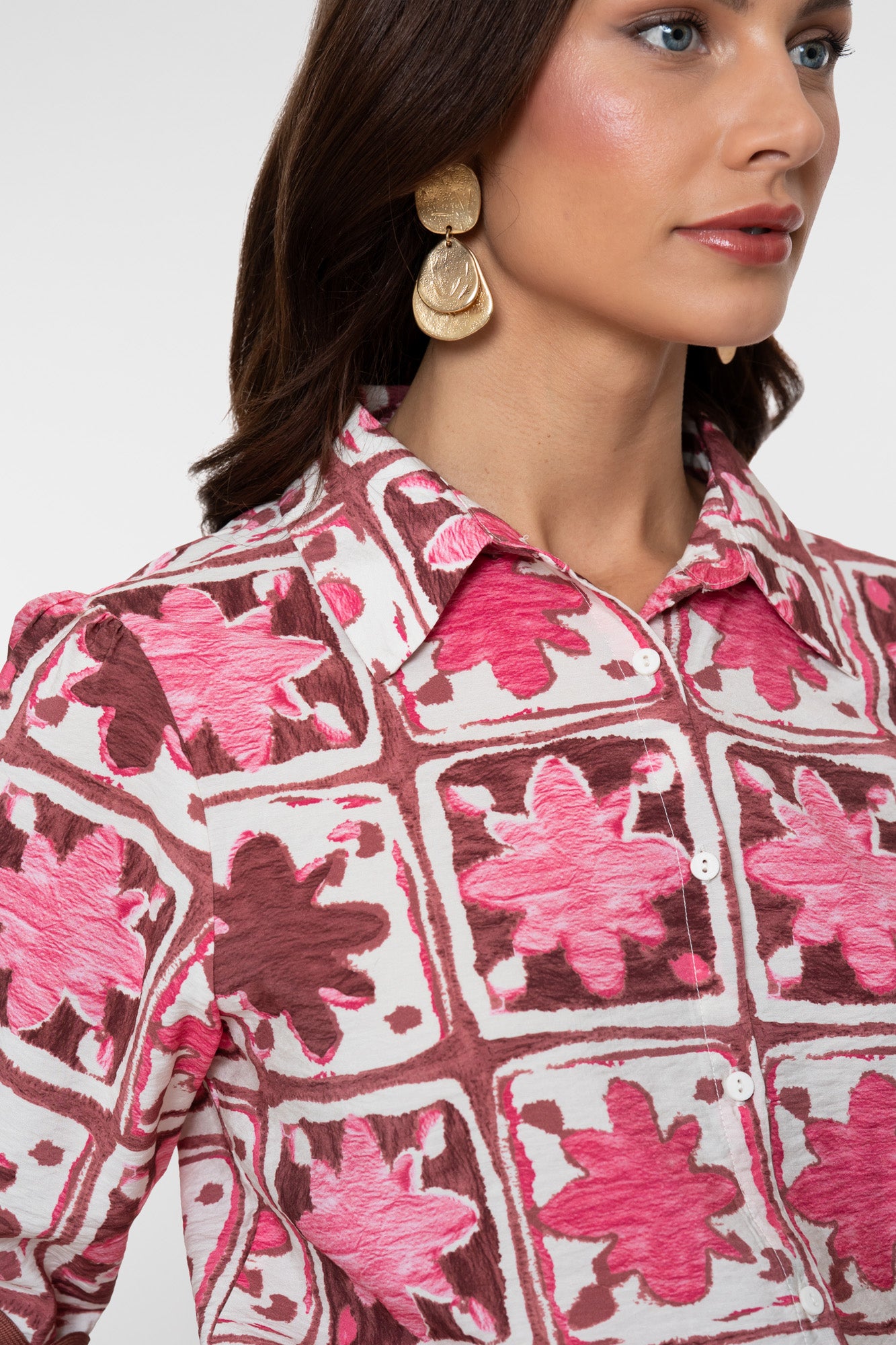 Geisha Bluse mit Tile-Print und kurzen Ärmeln mit Detail