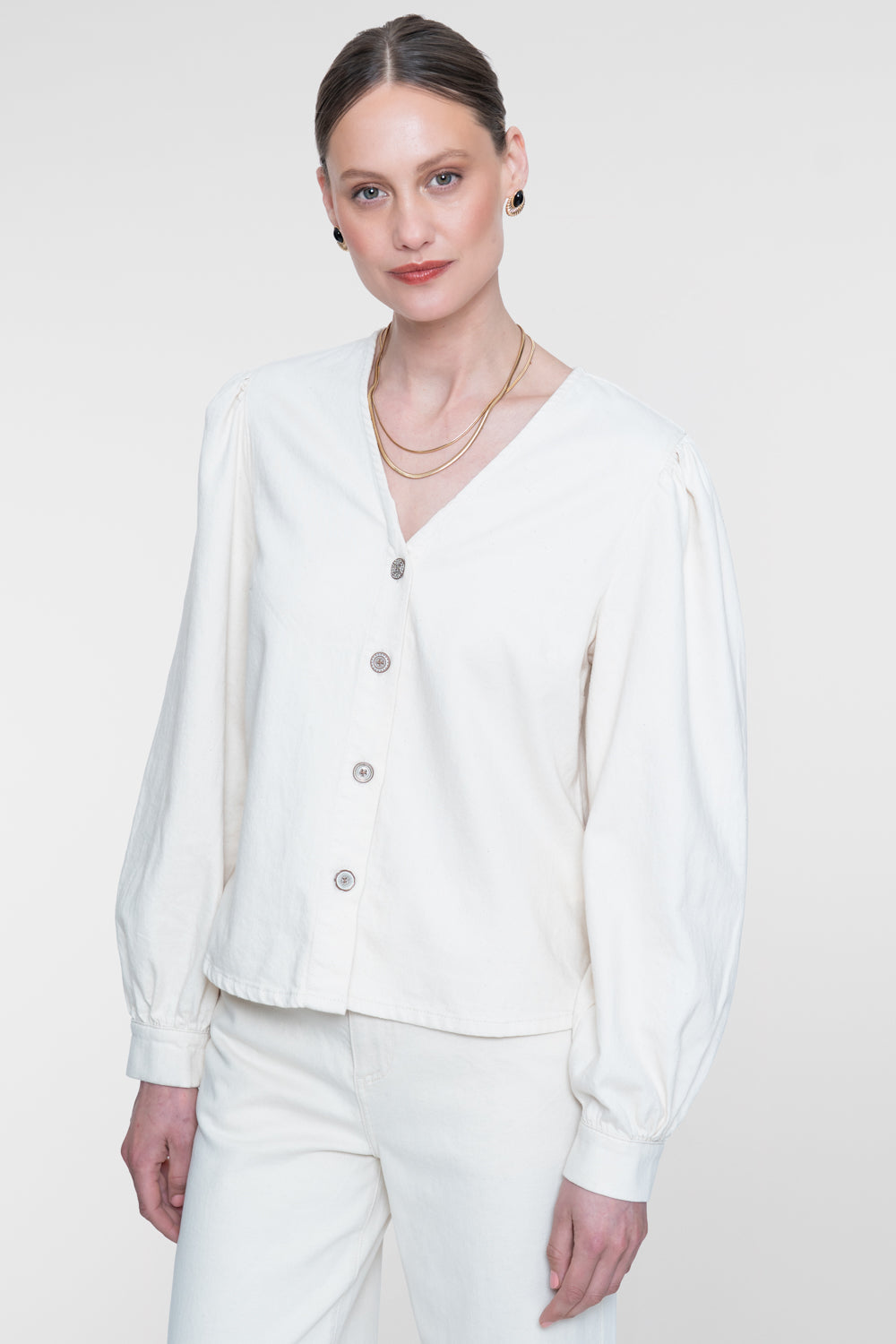 Geisha weiße Denimbluse mit V-Ausschnitt und dekorativer Knopfleiste