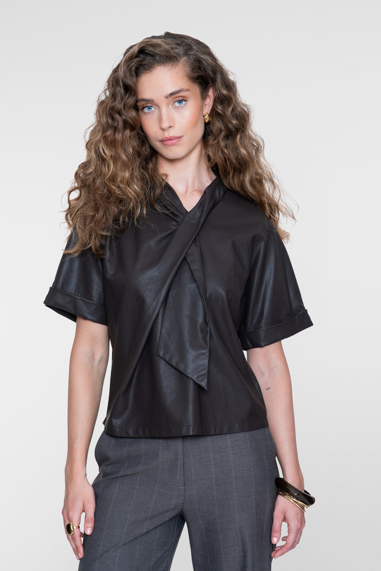 Geisha PU-Top mit Schaldetail und Semi-Boxy-Passform