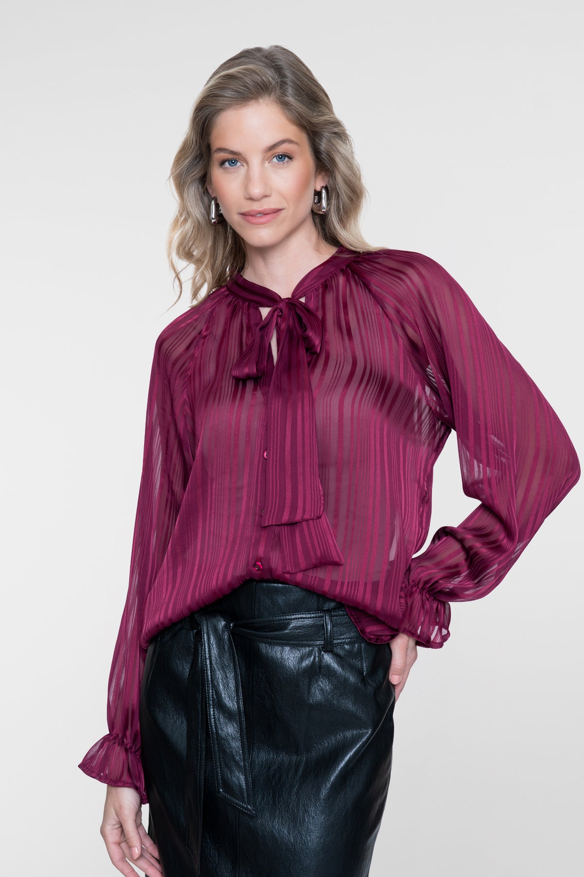 Geisha semitransparente Bluse mit Schleifendetail und eingewebten Streifen