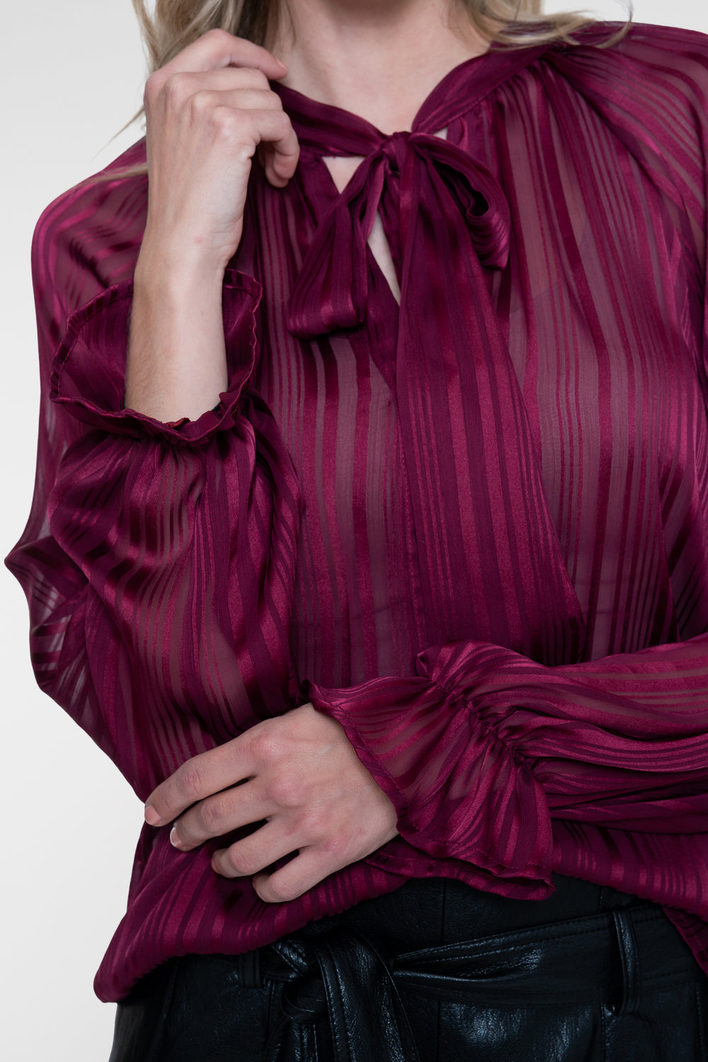 Geisha semitransparente Bluse mit Schleifendetail und eingewebten Streifen