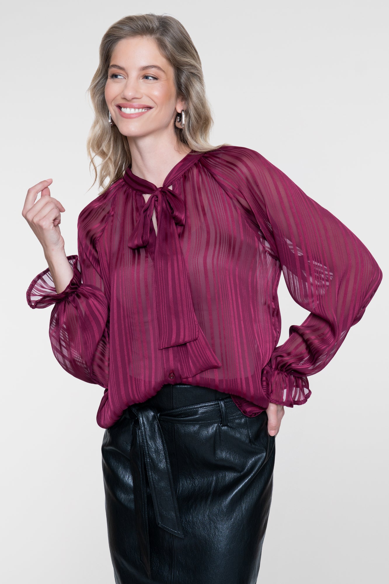 Geisha semitransparente Bluse mit Schleifendetail und eingewebten Streifen