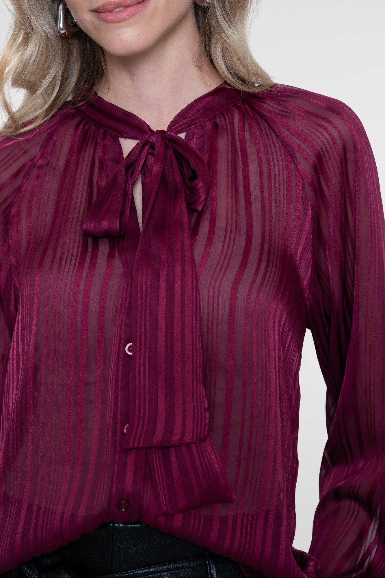 Geisha semitransparente Bluse mit Schleifendetail und eingewebten Streifen