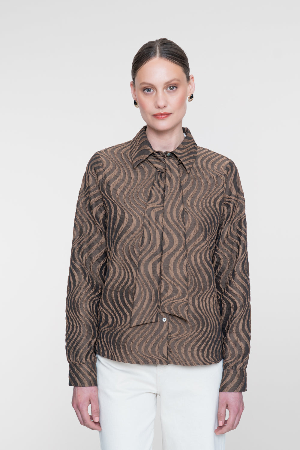 Geisha Bluse mit Schleifendetail und eingewebtem Wellenmuster