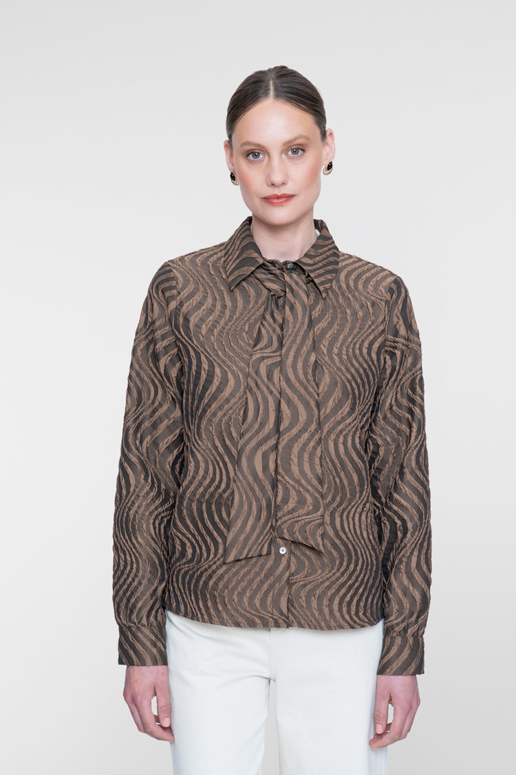 Geisha Bluse mit Schleifendetail und eingewebtem Wellenmuster