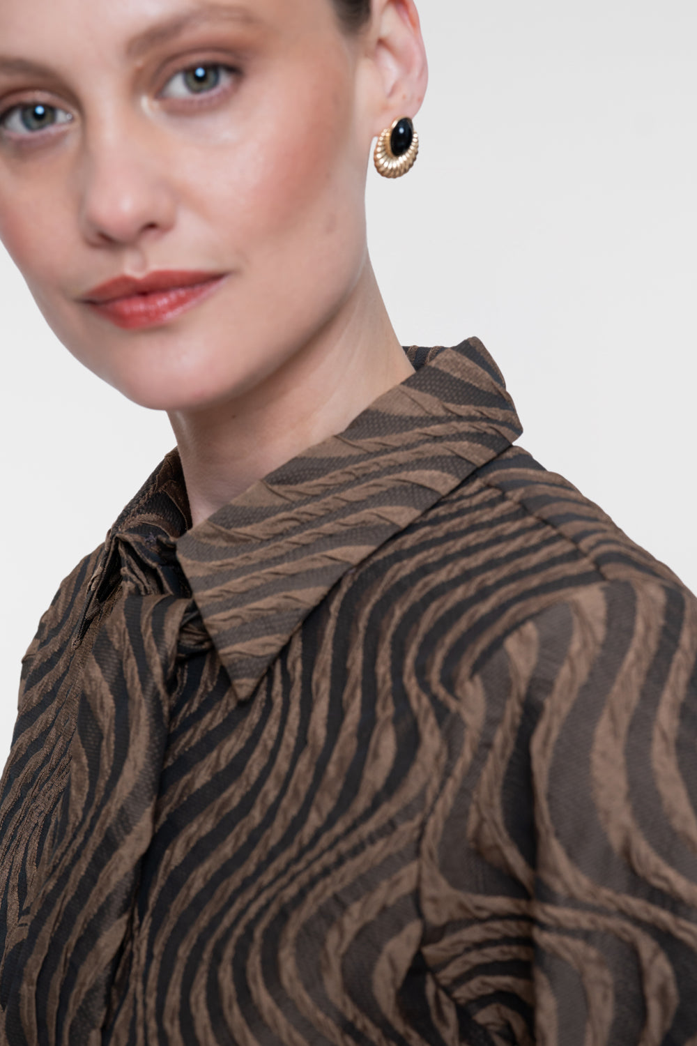 Geisha Bluse mit Schleifendetail und eingewebtem Wellenmuster