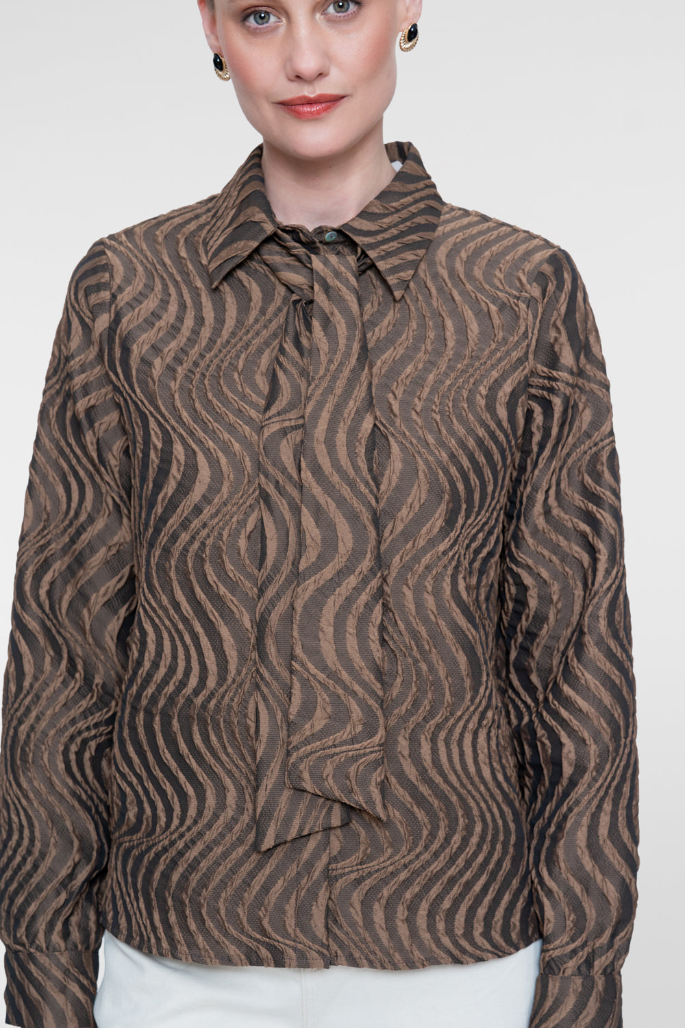 Geisha Bluse mit Schleifendetail und eingewebtem Wellenmuster