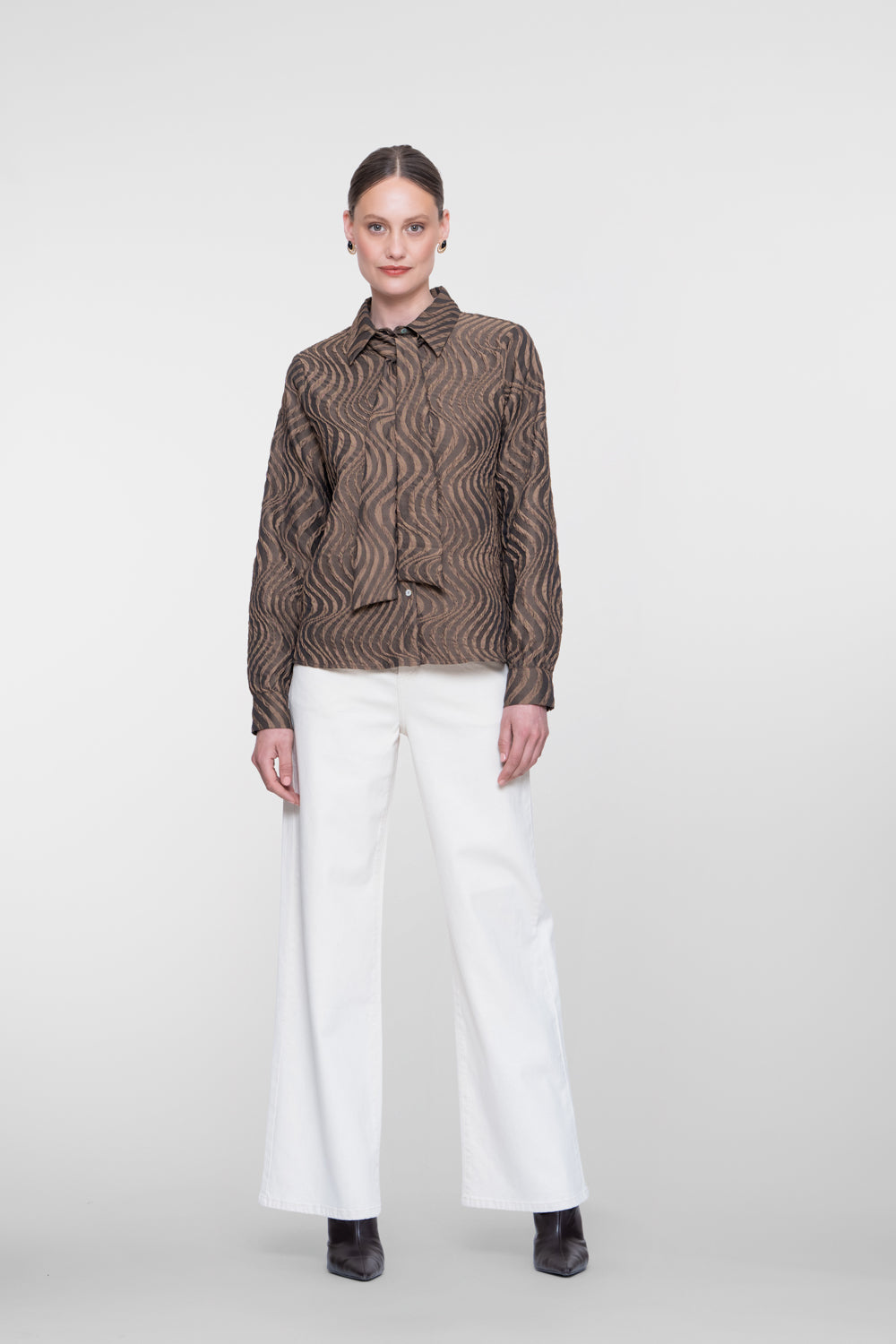 Geisha Bluse mit Schleifendetail und eingewebtem Wellenmuster