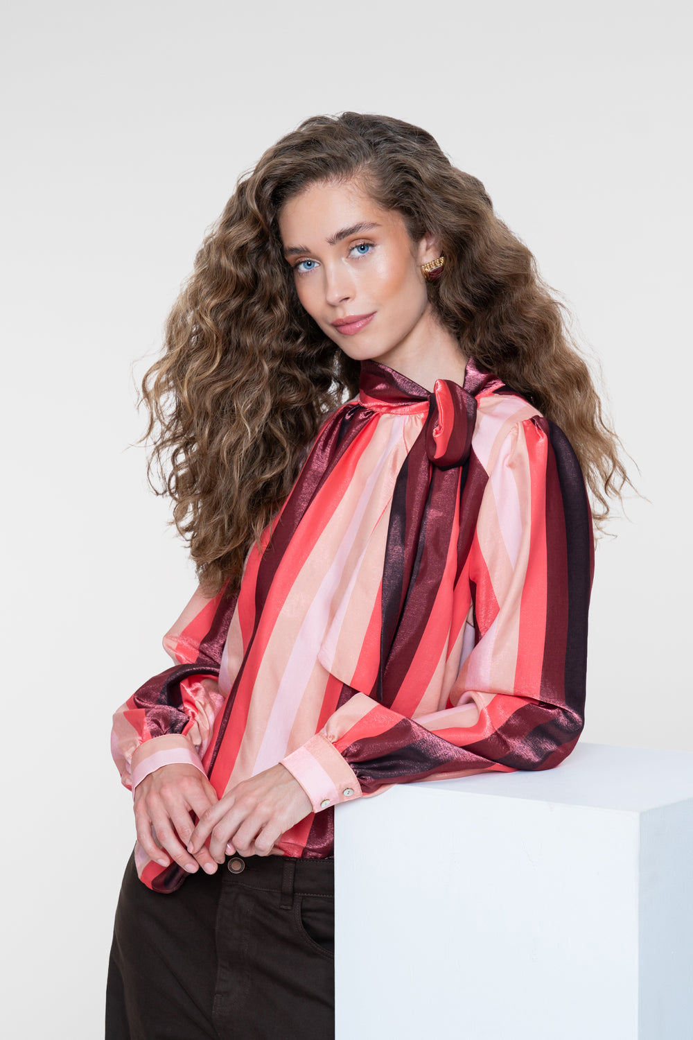 Geisha Bluse mit Schleifenkragen und glänzendem Streifenmuster