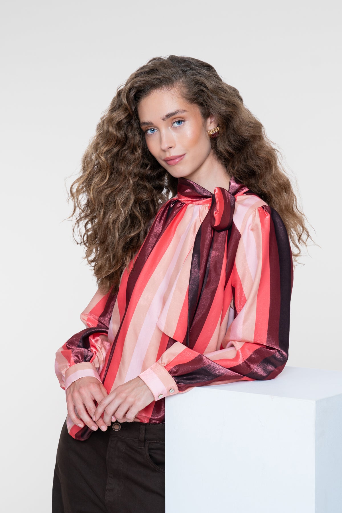 Geisha Bluse mit Schleifenkragen und glänzendem Streifenmuster – Shop de look