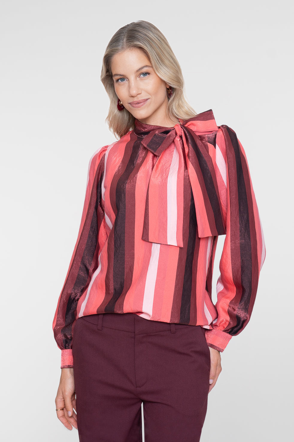 Geisha Bluse mit Schleifenkragen und glänzendem Streifenmuster