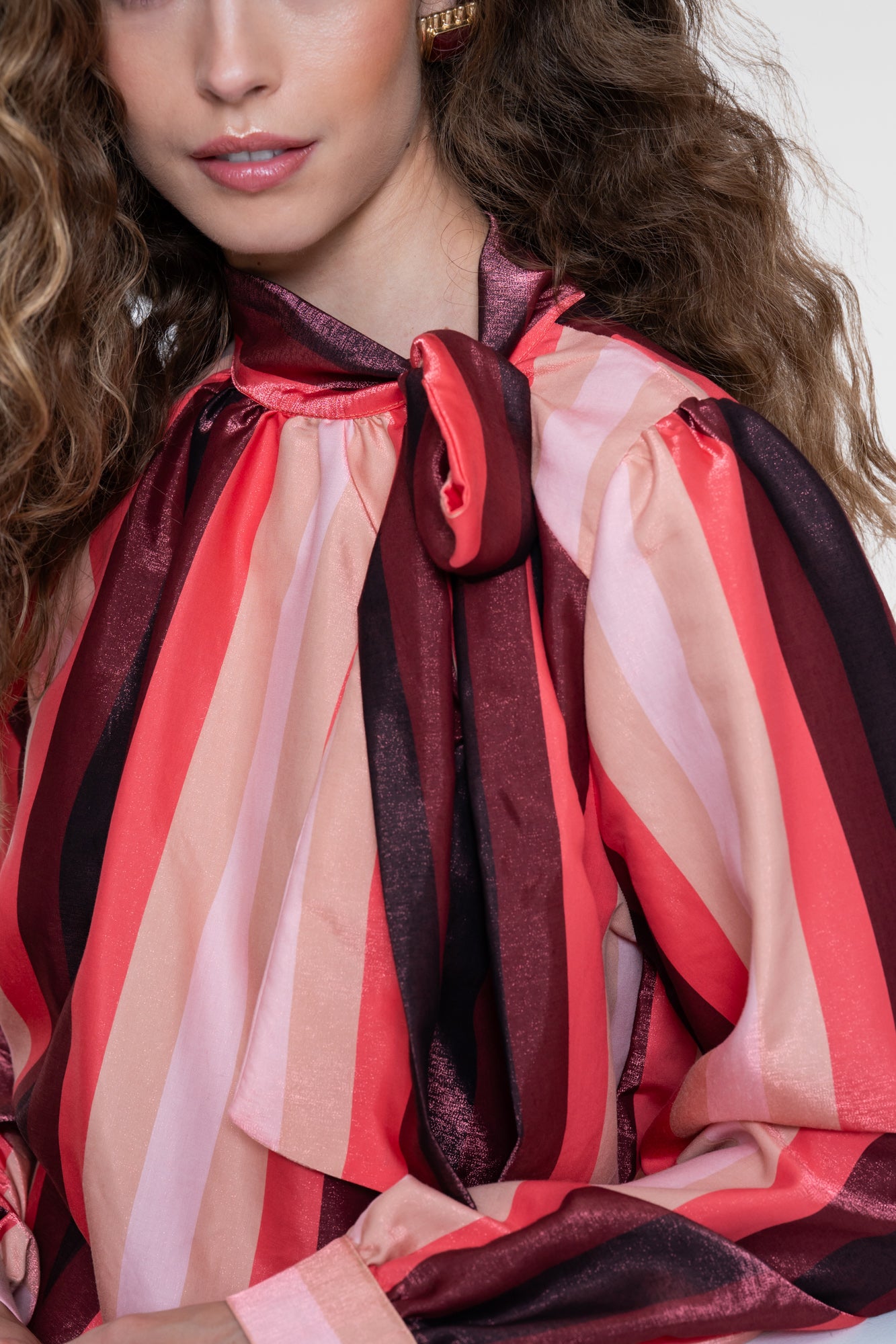 Geisha Bluse mit Schleifenkragen und glänzendem Streifenmuster