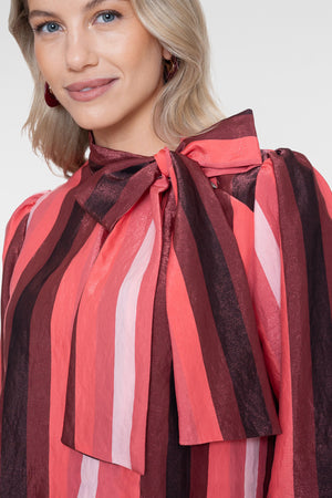 Geisha Bluse mit Schleifenkragen und glänzendem Streifenmuster