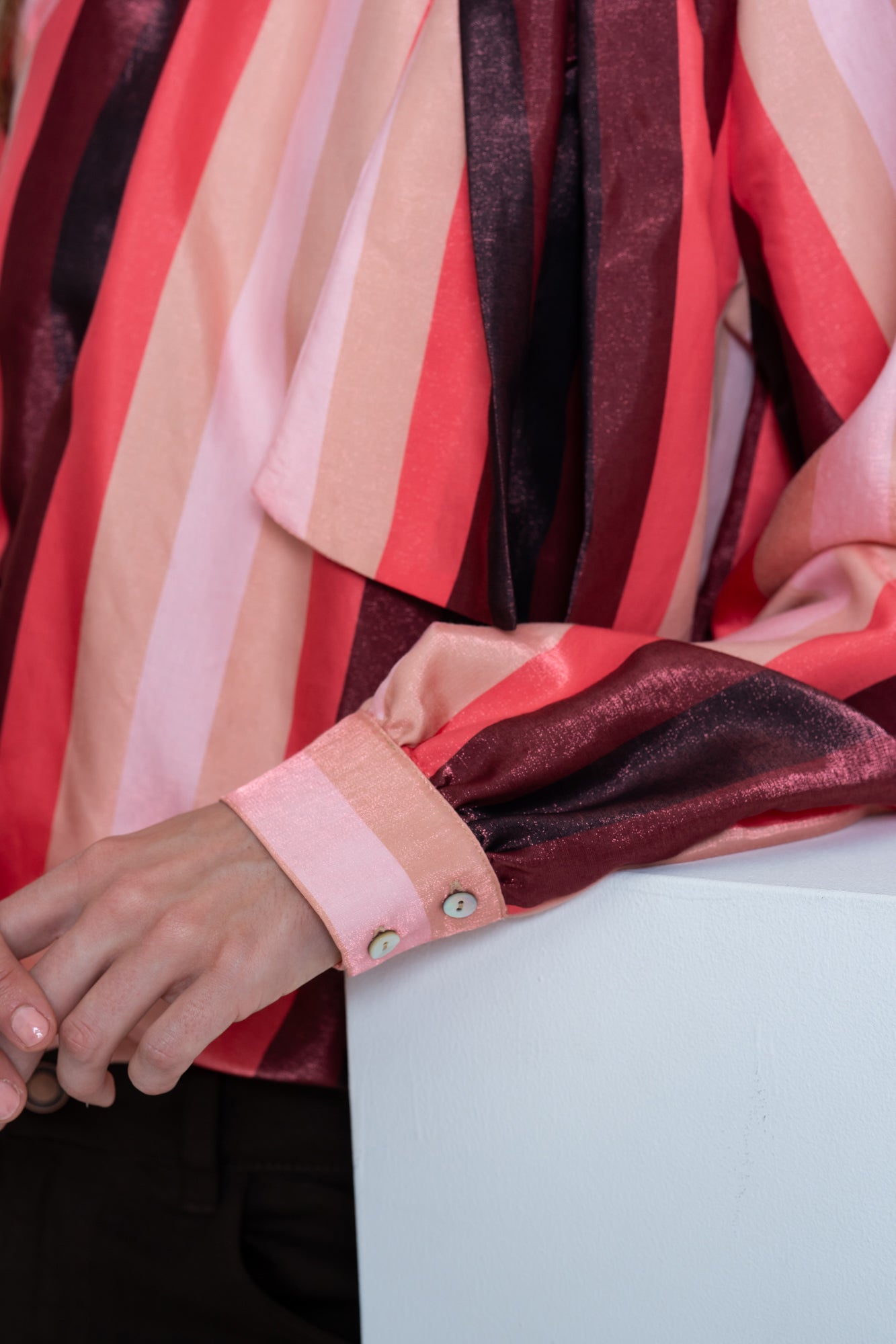 Geisha Bluse mit Schleifenkragen und glänzendem Streifenmuster