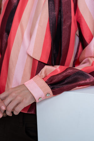 Geisha Bluse mit Schleifenkragen und glänzendem Streifenmuster