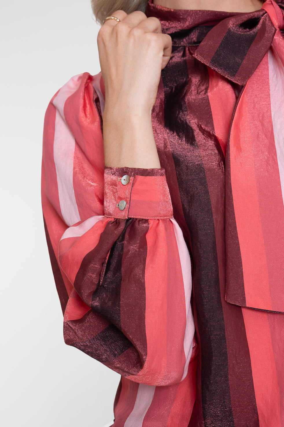 Geisha Bluse mit Schleifenkragen und glänzendem Streifenmuster