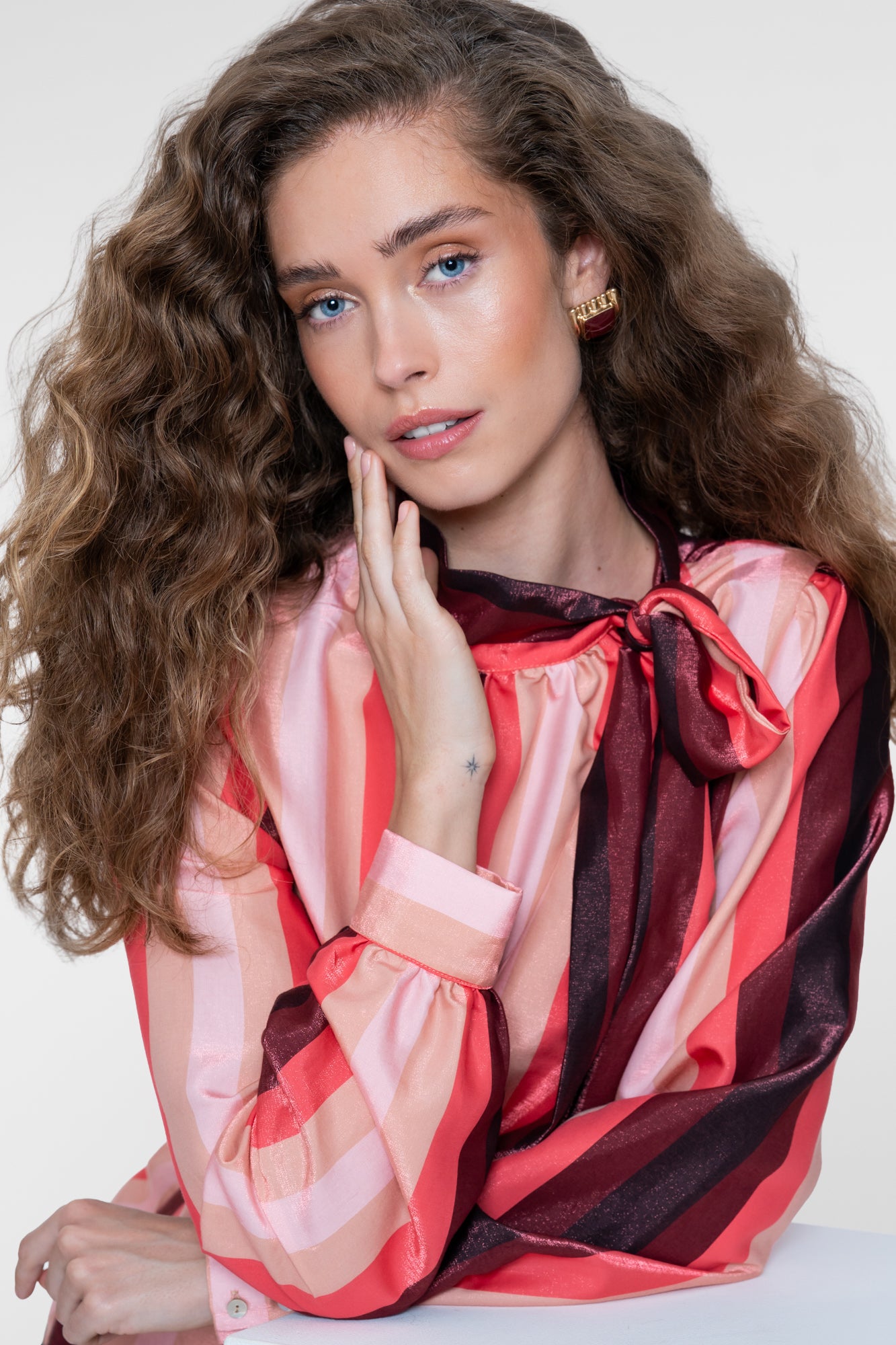 Geisha Bluse mit Schleifenkragen und glänzendem Streifenmuster