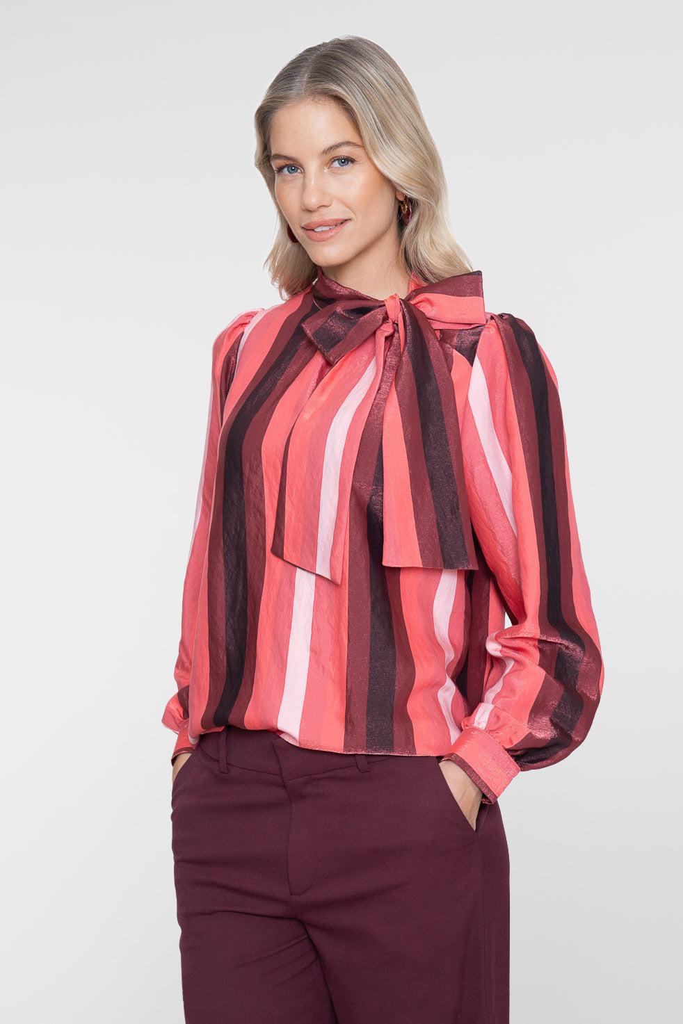 Geisha Bluse mit Schleifenkragen und glänzendem Streifenmuster