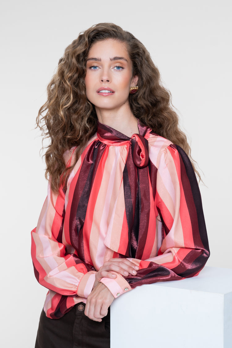 Geisha Bluse mit Schleifenkragen und glänzendem Streifenmuster