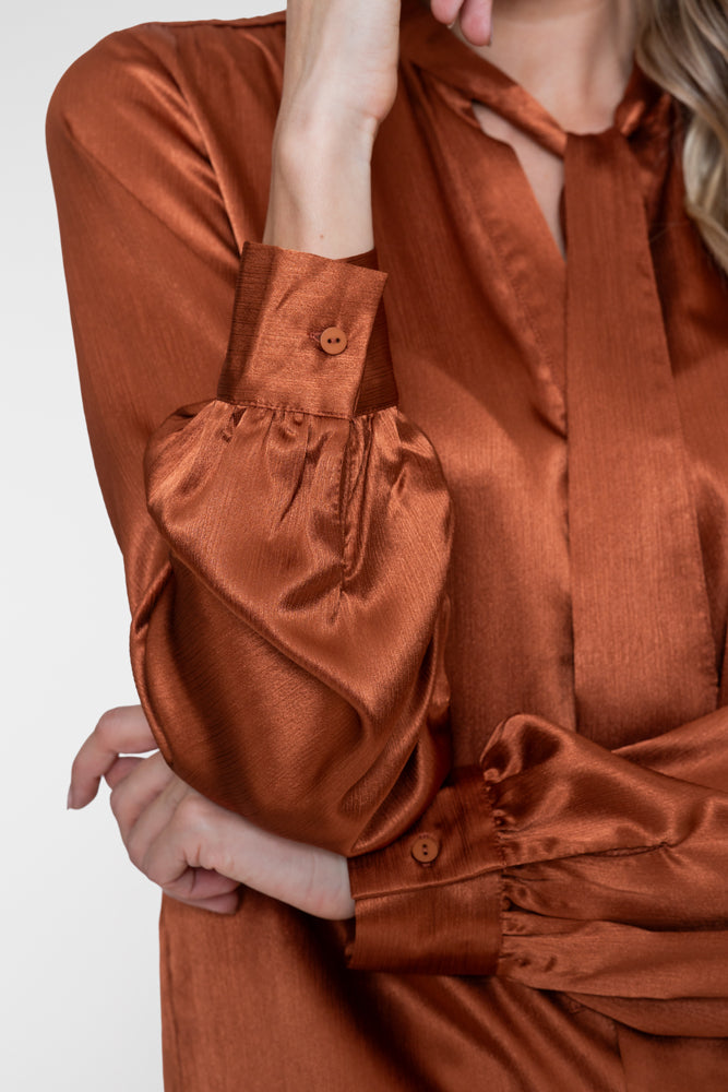 Geisha satijnachtige blouse met V-hals en strikdetail
