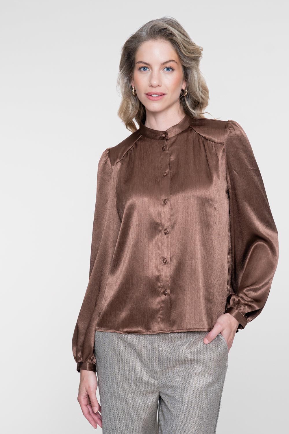 Geisha glänzende Bluse mit Stehkragen und dezenten Puffärmeln
