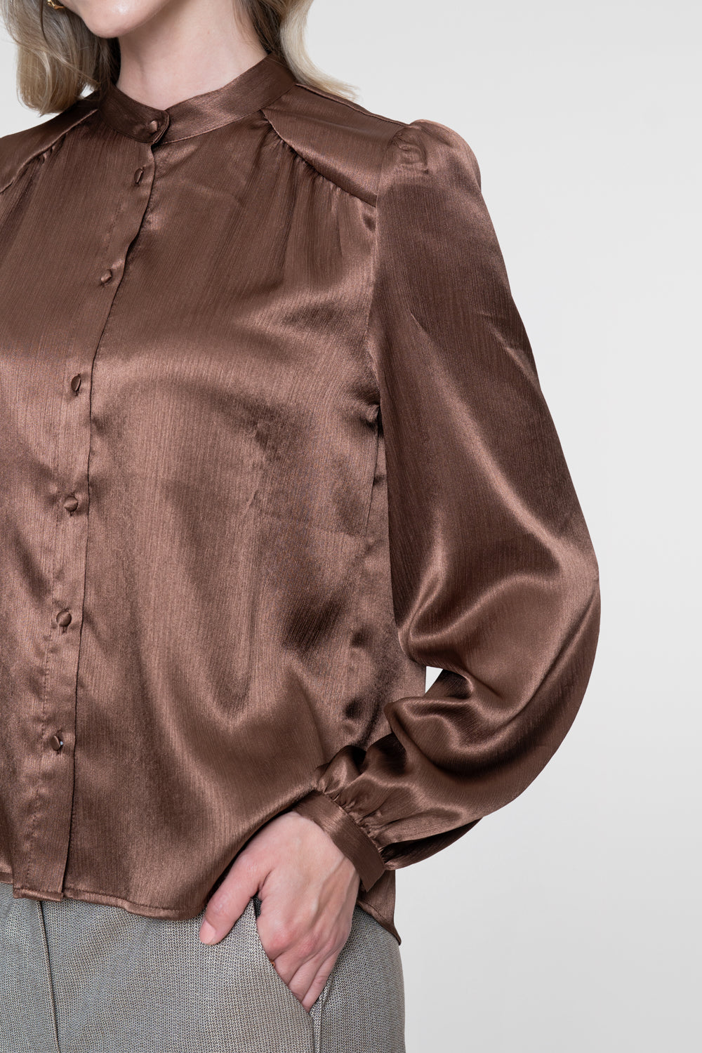 Geisha glänzende Bluse mit Stehkragen und dezenten Puffärmeln