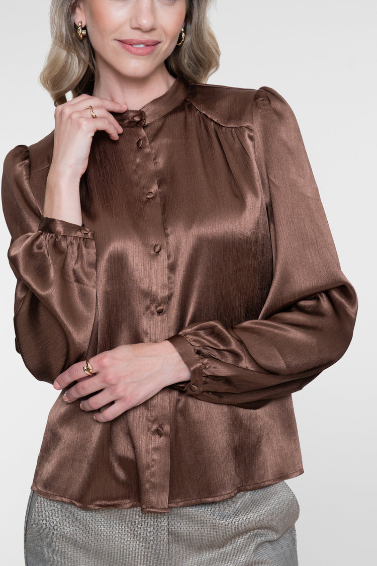 Geisha glänzende Bluse mit Stehkragen und dezenten Puffärmeln