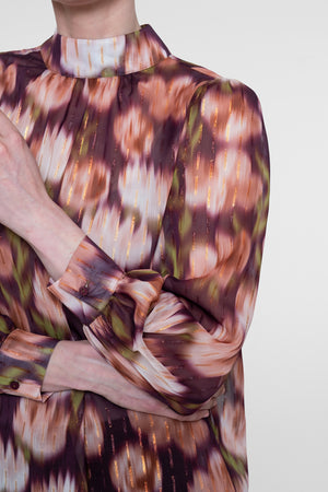 Geisha Bluse mit Stehkragen und farbenfrohem Dessinprint
